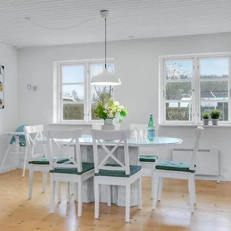Awesome In Dronningmlle With 2 Bedrooms And Wifi Casa de Férias Dronningmølle