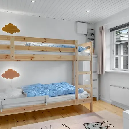 Casa de Férias Awesome In Dronningmlle With 2 Bedrooms And Wifi