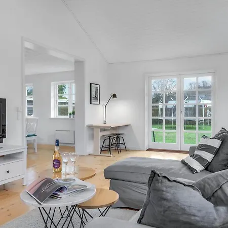 Awesome In Dronningmlle With 2 Bedrooms And Wifi Casa de Férias Dronningmølle