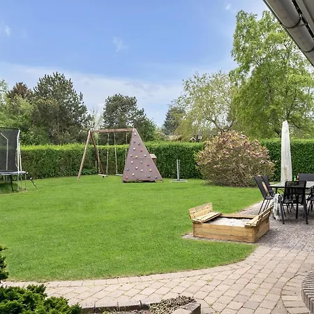 Awesome In Dronningmlle With 2 Bedrooms And Wifi Casa de Férias